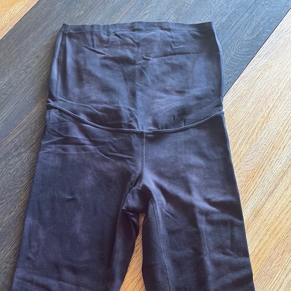 Black High-Waisted Leggings with Stretchy Fabric